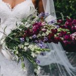 Messy bouquet: la perfetta composizione per una sposa originale